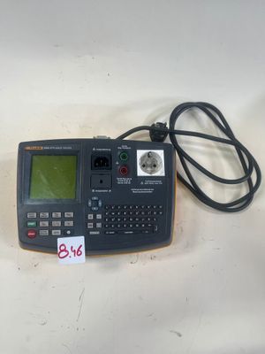 un petit appareil électronique posé sur une table
