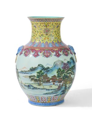un vase orné d'une peinture posé sur une surface blanche