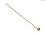 un collier en or avec une petite pierre suspendue à une chaîne