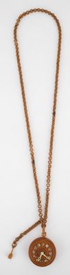 collier de perles marron orné d'une pièce de monnaie sur fond blanc