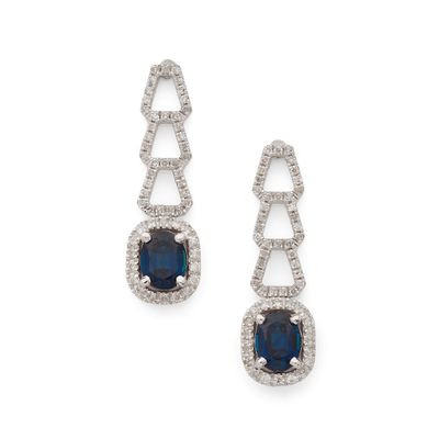 une paire de boucles d'oreilles en saphir et diamant