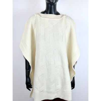 une femme portant un pull blanc sur un mannequin, un mannequin, un mannequin, un mannequin, un mannequin, un mannequin, un mannequin, un mannequin, un mannequin, un mannequin, un mannequin, un mannequin, un mannequin, un mannequin, un mannequin, un mannequin, un mannequin, un mannequin, un mannequin, un mannequin, un mannequin, un mannequin, un mannequin, un mannequin, un manne
