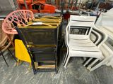 de nombreuses chaises, empilées les unes sur les autres dans une pièce