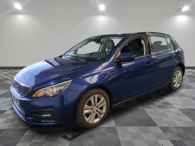 la voiture bleue est garée dans le garage sur un sol en damier