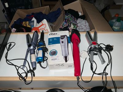 une boîte contenant des sèche-cheveux et d'autres objets, posée sur une table
