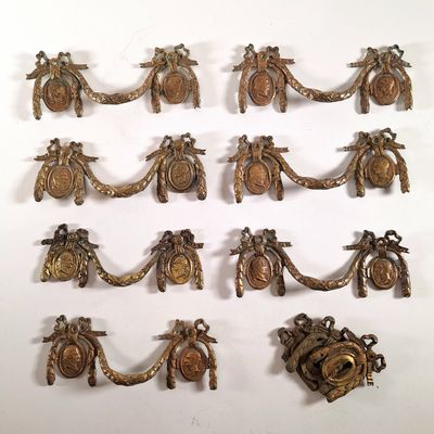 six poignées de porte en laiton ancien et une paire de poignées