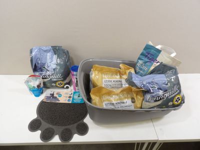 un bac à litière pour chat et un sac de litière posés sur une table