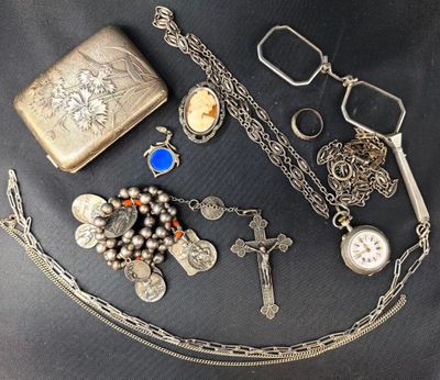 de nombreux bijoux en argent posés sur une table noire