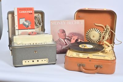 trois valises et un tourne-disque posés sur une table