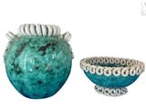 deux vases posés l'un à côté de l'autre sur une surface blanche