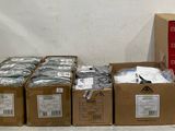 plusieurs cartons contenant des articles divers, posés sur un comptoir