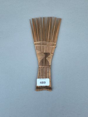 un gros plan sur un bouquet de tiges de bambou posé sur une table