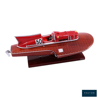 une maquette de voiture de course rouge posée sur un socle