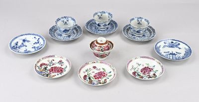 un ensemble d'assiettes, de tasses et de soucoupes bleues et blanches