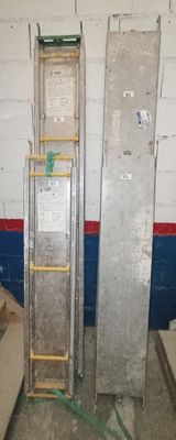 une échelle adossée au mur d'une pièce