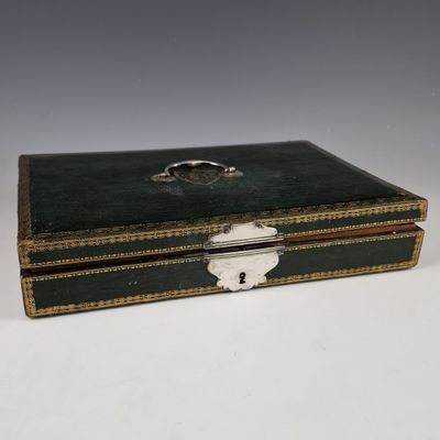 BEL ECRIN A COUVERTS rectangulaire en maroquin vert d’Epoque…