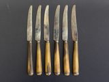 un lot de quatre couteaux anciens à manche en bois