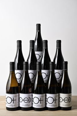 six bouteilles de vin posées sur une table en bois