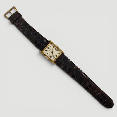 gros plan d'une montre sur une surface blanche