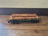 un wagon avec un tas de grumes à l'arrière