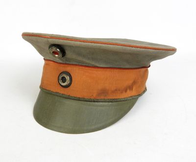 un chapeau posé sur une surface blanche