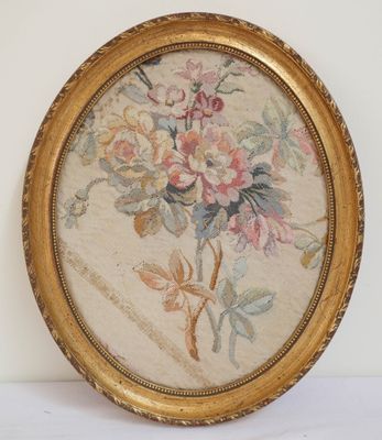 une photo représentant un bouquet de fleurs dans un cadre doré
