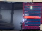 une télévision à écran plat posée sur un bureau