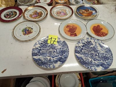 beaucoup d'assiettes qui sont posées sur la table