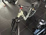 un vélo garé dans une pièce où se trouvent de nombreux vélos