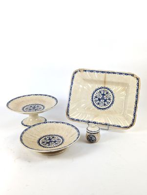 plusieurs pièces de poterie bleue et blanche posées sur une surface blanche