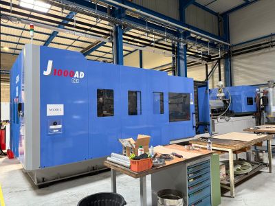 une grosse machine qui se trouve au milieu d'un bâtiment