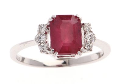 BAGUE en or gris 750 °/°° centrée d'un rubis pesant 2,26 ct,…