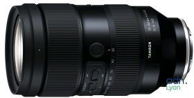 un gros plan sur l'objectif d'un appareil photo sur fond blanc