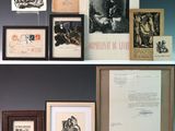 de nombreuses photos encadrées sur le mur d'une pièce