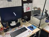 un bureau équipé d'un écran d'ordinateur et d'un clavier