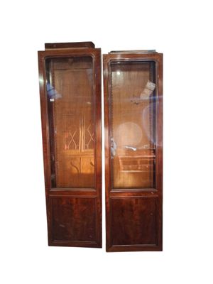paire de vitrines anciennes en acajou avec des portes vitrées