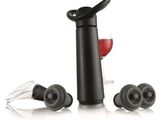 trois verres à vin et une bouteille de vin, disposés les uns à côté des autres