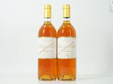 deux bouteilles de vin posées l'une à côté de l'autre sur une table