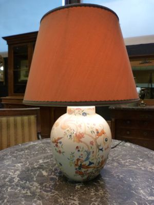 a lamp that is sitting on a table with a lamp shade on it