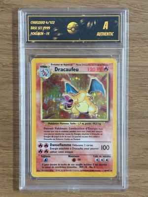 une carte Pokémon sur laquelle figure l'image d'un dragon