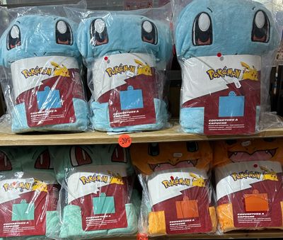 un présentoir de produits dérivés Pokémon dans un magasin