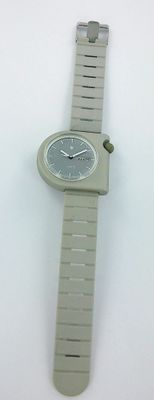 une montre posée sur une surface blanche