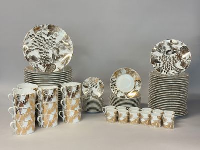 beaucoup d'assiettes et de tasses sur la table