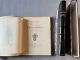 deux livres et un stylo posés côte à côte sur une table
