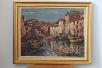 une photo d'un tableau accroché au mur au-dessus d'une table