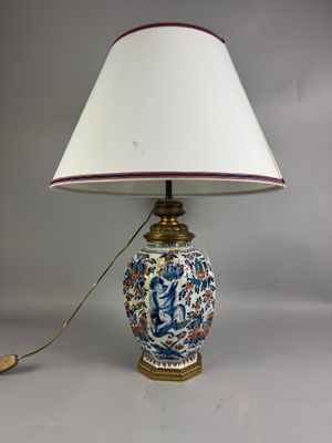 une lampe posée sur une table à côté d'un abat-jour