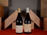 deux bouteilles de vin posées l'une à côté de l'autre sur une table