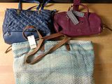 deux porte-monnaie et un sac à main posés sur une table, avec une étiquette de prix