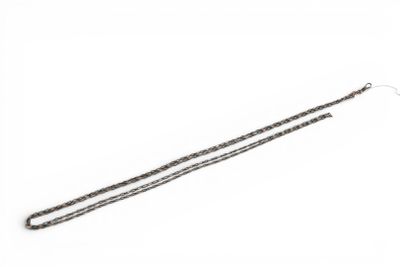chaîne en argent avec un seul rang de perles en argent sur fond blanc