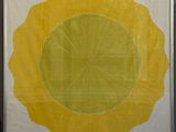 peinture représentant un cercle jaune sur fond blanc, bordé d'un liseré noir